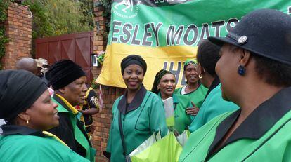 Compañeras de la Liga de las Mujeres del Congreso Nacional Africano, a las puertas de la casa de Winnie Mandela, en Soweto (Johannesburgo).