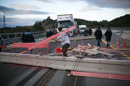 Un tramo de la autopistas AP-7 cortada por los manifestantes, este lunes.