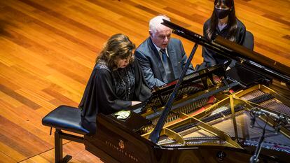 Daniel Barenboim y su mujer, Elena Bashkirova, al piano, este miércoles en el Concierto In Memoriam a Dmitri Bashkirov.