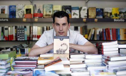 Luis Gonzalo Segura posa en la Feria del Libro de Madrid, en 2014.
