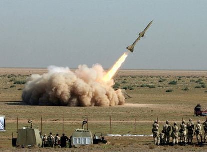 Lanzamiento de misiles de corto y medio alcance, ayer, en Irán.