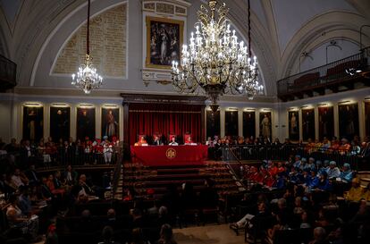 La rectora de la Universidad de Valencia, Mavi Mestre (2d), y el presidente de la Generalitat Carlos Mazón (2i), en el paraninfo de la Universitat de València.