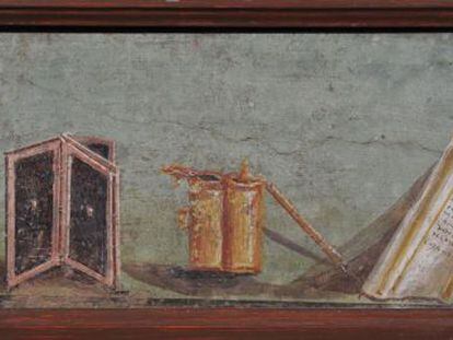 Fresco con instrumentos de escritura Pompeya Siglo I d. de C. Soprintendenza Speciale per i Beni Archeologici di Napoli e Pompei. Museo Archeologico Nazionale di Napoli