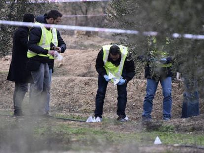 Agentes inspeccionan el lugar donde un cazador ha matado a dos agentes rurales en Aspa.