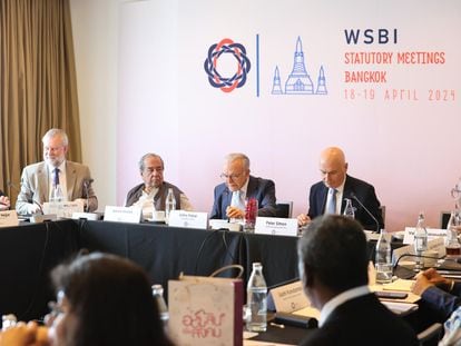 Isidro Fainé (centro) presidiendo la primera reunión del Consejo Social y Filantrópico del WSBI en Bangkok (Tailandia).