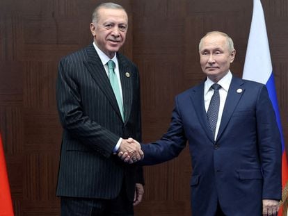 Erdogan y Putin se daban la mano el jueves en Astaná (Kazajistán), en una imagen facilitada por la presidencia turca.
