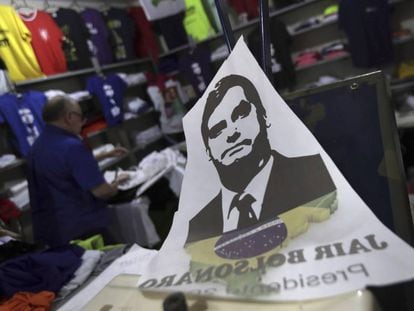 Una pegatina a favor de Jair Bolsonaro en una tienda de Brasilia