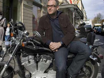 Àlex Rigola, frente al Liceo de Barcelona, con su Harley Davidson Sportster 883.