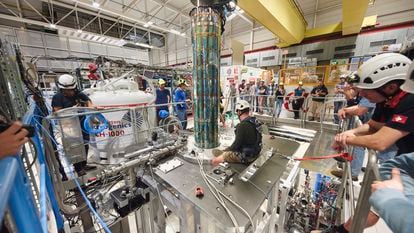 Imagen de la preparación del experimento ALPHA-g, en las instalaciones del CERN, en Meyrin (Suiza).