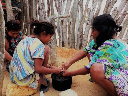 Tres mujeres de la comunidad wayuu.