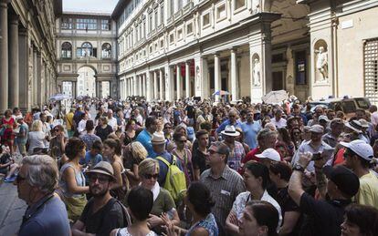 Centenares de visitantes hacen cola para entrar en los Uffizi.