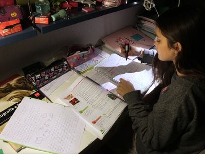 Una estudiante hace en su casa los deberes encargados por el colegio para el día siguiente.
