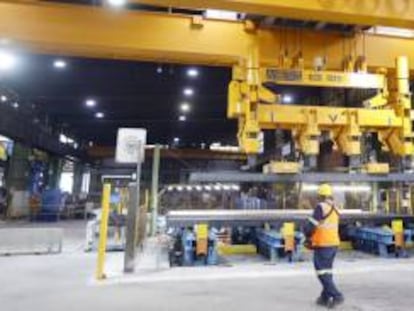 Un técnico con vigas de acero en las instalaciones de Sidenor.