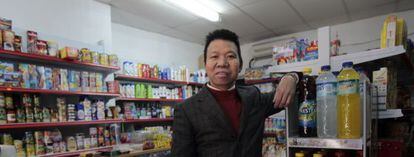 Wang Shao Hua en su establecimiento de la calle Corredera Alta de San Pablo.