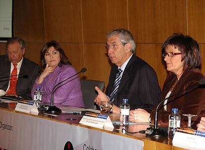 La presidenta de Microsoft Ibérica, Rosa García (segunda por la izquierda) y el presidente de la Xunta de Galicia, Emilio Pérez Touriño (segundo por la derecha), en la presentación del proyecto.