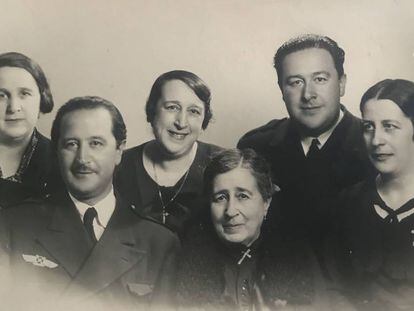 Abajo a la izquierda, Ricardo de la Puente, junto a su madre y sus hermanos.