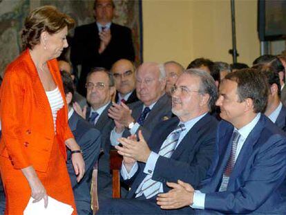 Magdalena Álvarez, junto a José Luis Rodríguez Zapatero y Pedro Solbes, en la presentación del PEIT.
