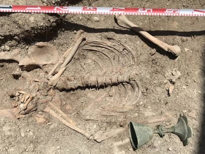 El cáliz hallado junto a un cuerpo durante la excavación en Besora.