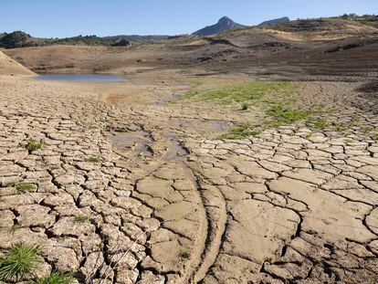 El embalse de El Gastor en Zahara de la Sierra (Cádiz), que está al 3,5% de su capacidad, en una imagen del viernes 24 de noviembre.