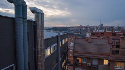 Chimeneas de la cocina industrial del Paseo Imperial en Arganzuela (Madrid), frente a las viviendas afectadas, el 29 de diciembre de 2023.