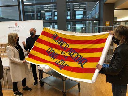La bandera de la Aliança Nacional de la Done Jove que ha sido devuelta este sábado desde Salamanca.