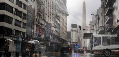 Una avenida en la ciudad de Buenos Aires sin fluido eléctrico debido a la apagón que sufre toda Argentina.