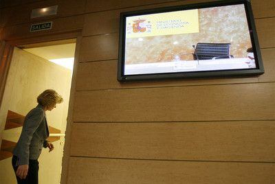 Elena Salgado abandona la rueda de prensa celebrada ayer en el Ministerio de Economía.