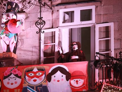 Carlos Santiago, durante el pregón de Carnaval en Santiago de Compostela, el pasado febrero. 