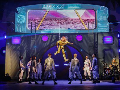 La protagonista de la obra, Cometa, aparece volando sobre el escenario del circo Price.