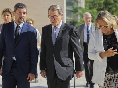 Joan Canadell (izquierda), con Artur Mas y su esposa, en el entierro de Valls.