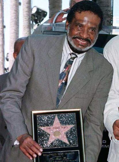 Levi Stubbs posa en el paseo de la Fama de Hollywood, en 1997.