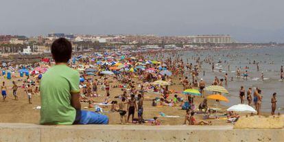 Miles de ba&ntilde;istas, en la playa de la Malvarrosa de Valencia.