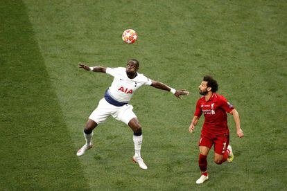 El delantero egipcio del Liverpool Mohamed Salah (derecha) presiona al centrocampista francés del Tottenham Moussa Sissoko.