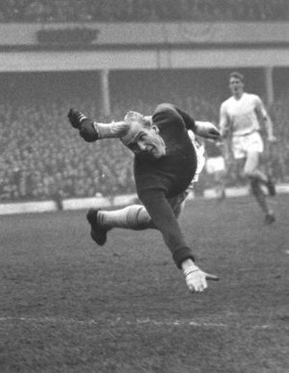 Bert Trautmann defiende la portería del Manchester City en 1959.