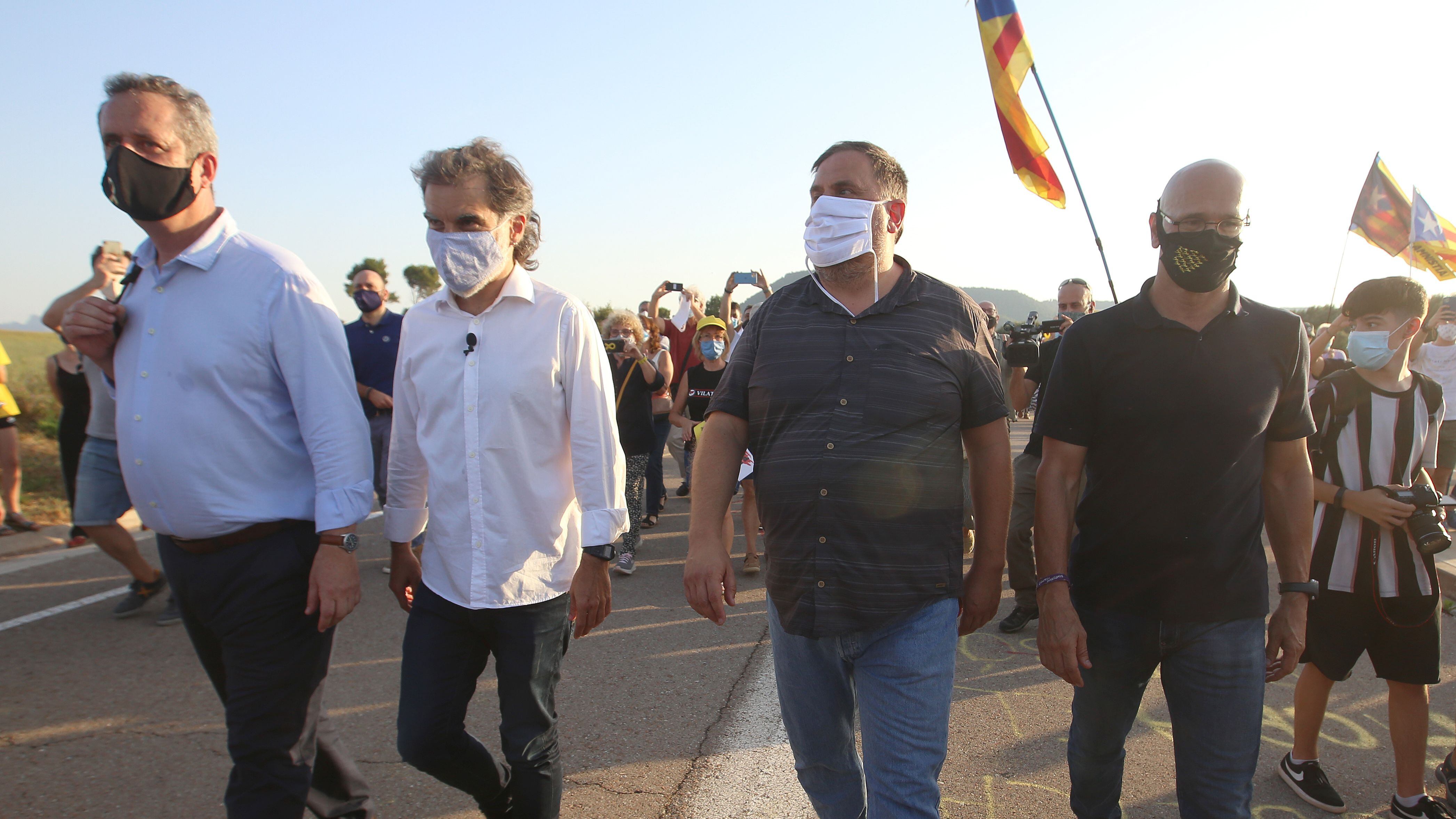 De izquierda a derecha, Joaquim Forn, Jordi Cuixart, Oriol Junqueras y Raül Romeva a la entrada de la prisión de Lledoners. 