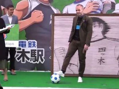 El futbolista del Vissel Kobe japonés acude a la presentación de la nueva decoración inspirada en el famoso  anime  junto a su creador   Son mis dibujos favoritos desde muy niño 