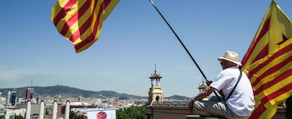 Un hombre ondea una bandera independentista en Barcelona