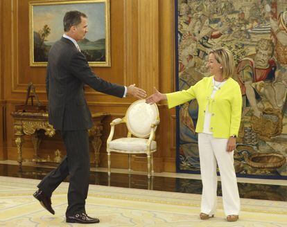 El Rey saluda a la diputada de Coalición Canaria (CC), Ana Oramas, el 26 de julio de 2016.