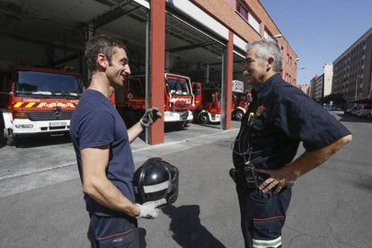 Dos bomberos conversan en el parque de Móstoles.