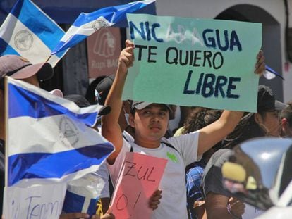 Un grupo de manifestantes protesta contra las reformas de la Seguridad Social.