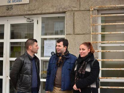 Gonzalo Caballero, en el centro, durante su visita al Centro de Saúde en Moaña.