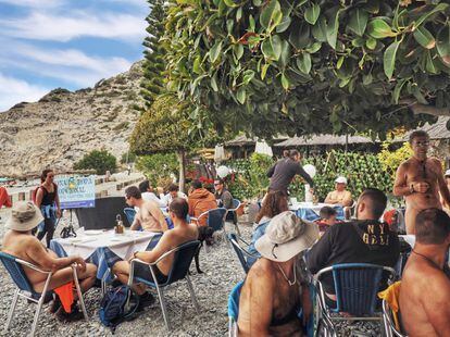 A la sombra del ficus de hoja pequeña se congregan las mesas del restaurante La Barraca donde la ropa es opcional. Playa de Cantarriján, Almuñécar (Granada).