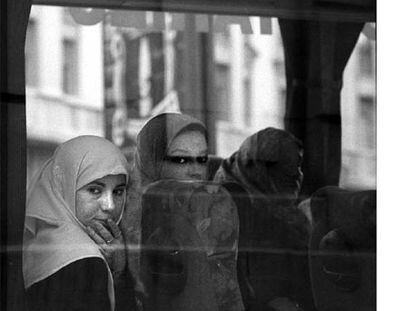 El uso del pañuelo se extiende entre las mujeres musulmanas, ya sea por voluntad propia o por sometimiento a la tradición.