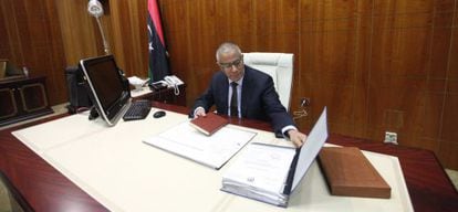 El primer ministro saliente, Ali Zidán, el pasado domingo en su despacho cuando ya había estallado la crisis del Morning Glory.