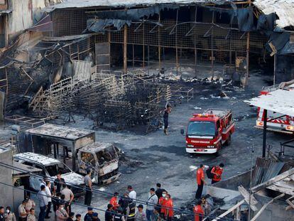 Bomberos y polic&iacute;as en la zona del incendio ocurrido este jueves 26 de octubre, en una f&aacute;brica de fuegos artificiales en el pueblo de Kosambi, Tangerang, Indonesia