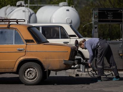 Una mujer reposta el viernes en una gasolinera en Dobropillia, una pequeña localidad de la región de Donetsk, en el área de Donbás.