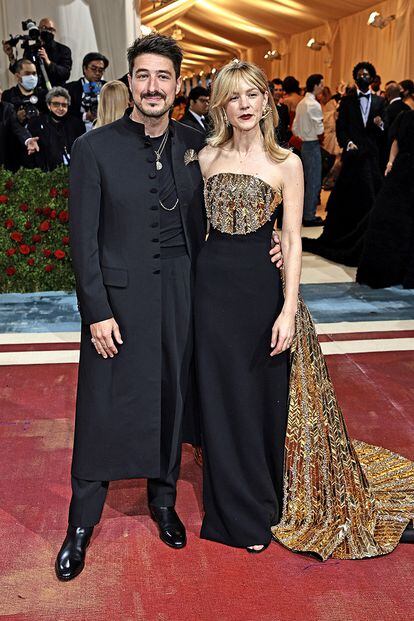 Marcus Mumford y Carey Mulligan, elegantísima con este vestido palabra de honor dorado y negro de Schiaparelli.