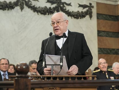 Federico Corriente lee su discurso de ingreso en la RAE en 2018.