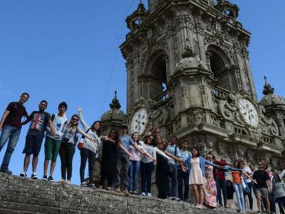 Los jóvenes peregrinos, en los tejados de la catedral de Santiago