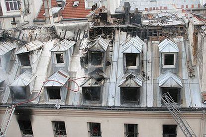 Vista del techo del hotel Paris-Opéra tras el incendio del pasado viernes, que causó la muerte de 24 personas.